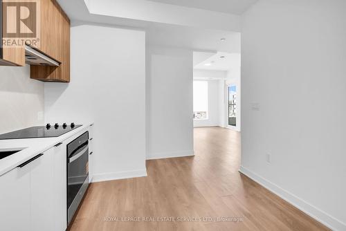 423 - 1037 The Queensway, Toronto, ON - Indoor Photo Showing Kitchen