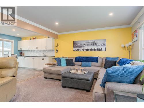 3690 Carnation Drive, Trail, BC - Indoor Photo Showing Living Room