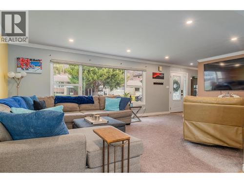 3690 Carnation Drive, Trail, BC - Indoor Photo Showing Living Room