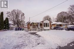 40 CALUMET CRESCENT  Toronto, ON M1H 1W5