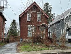 25 THIRD AVENUE  Ottawa, ON K1S 2J5