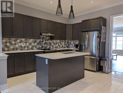 230 Paradelle Drive, Richmond Hill, ON - Indoor Photo Showing Kitchen