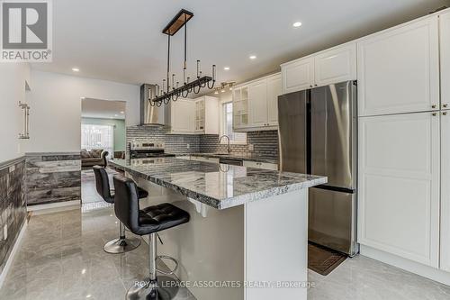 130 Cunningham Drive, New Tecumseth, ON - Indoor Photo Showing Kitchen With Upgraded Kitchen