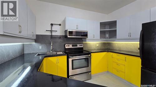 806 1867 Hamilton Street, Regina, SK - Indoor Photo Showing Kitchen With Stainless Steel Kitchen