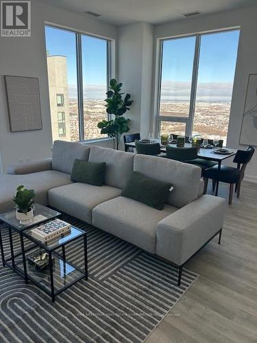 Ph06 - 5105 Hurontario Street, Mississauga, ON - Indoor Photo Showing Living Room
