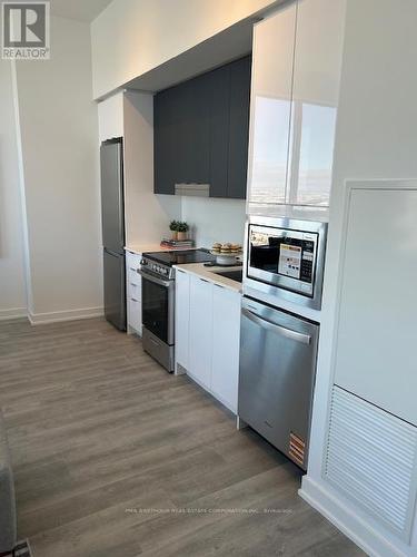 Ph06 - 5105 Hurontario Street, Mississauga, ON - Indoor Photo Showing Kitchen With Upgraded Kitchen