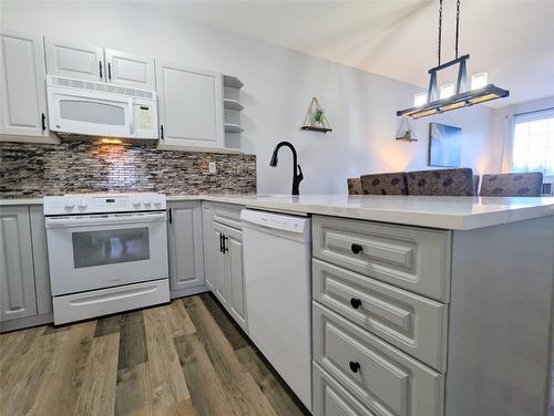 2008A-5052 Riverview Road, Fairmont Hot Springs, BC - Indoor Photo Showing Kitchen