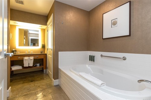 113/115A-1376 Lynburne Pl, Langford, BC - Indoor Photo Showing Bathroom