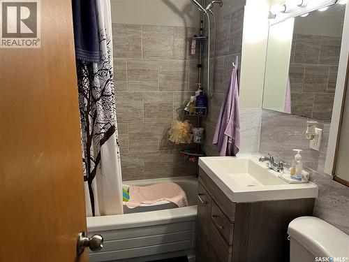 220 5Th Avenue E, Gravelbourg, SK - Indoor Photo Showing Bathroom