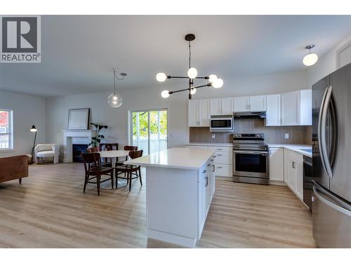 388 Mccarren Avenue, Kelowna, BC - Indoor Photo Showing Kitchen
