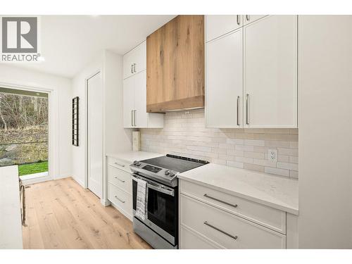 thin rail shaker cabinets - 980 Bull Crescent, Kelowna, BC - Indoor Photo Showing Kitchen With Upgraded Kitchen