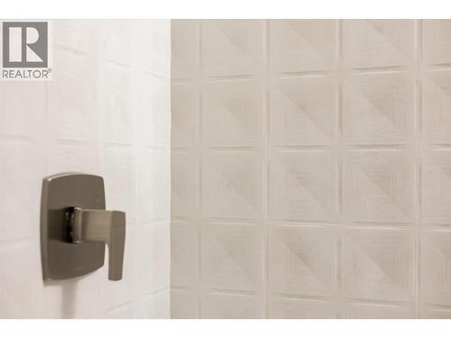 even the shared bath has gorgeous tile!! - 980 Bull Crescent, Kelowna, BC - Indoor Photo Showing Other Room