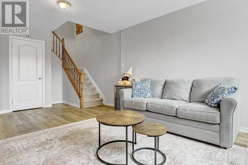 15 Willwood Crescent, Ottawa, ON - Indoor Photo Showing Living Room