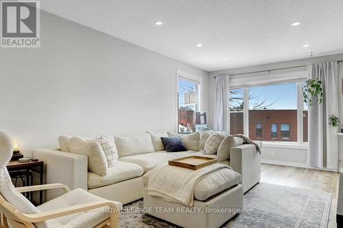 15 Willwood Crescent, Ottawa, ON - Indoor Photo Showing Living Room