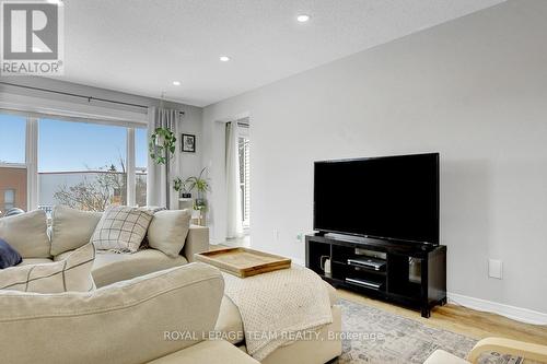 15 Willwood Crescent, Ottawa, ON - Indoor Photo Showing Living Room