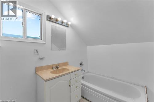 5932 Carlton Avenue, Niagara Falls, ON - Indoor Photo Showing Bathroom
