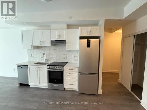 B1001 - 715 Davis Drive E, Newmarket, ON - Indoor Photo Showing Kitchen With Upgraded Kitchen