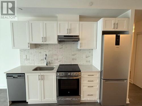 B1001 - 715 Davis Drive E, Newmarket, ON - Indoor Photo Showing Kitchen