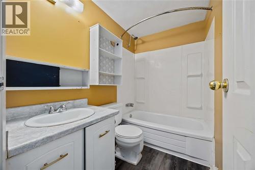 734 Kipling Street, Sarnia, ON - Indoor Photo Showing Bathroom