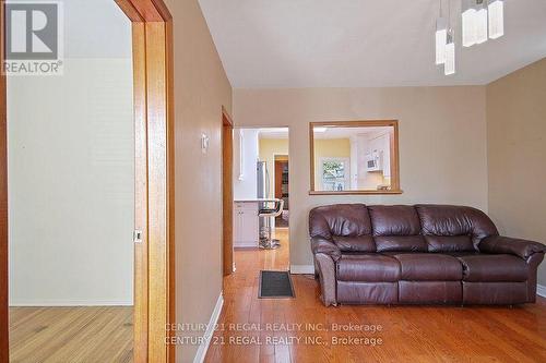 102 Newcastle Street, Toronto, ON - Indoor Photo Showing Living Room