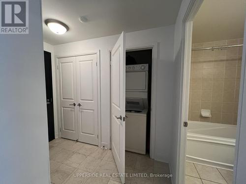 502 - 18 Yorkville Avenue, Toronto, ON - Indoor Photo Showing Bathroom