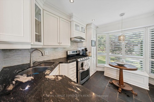 1825 Hyde Mill Crescent, Mississauga, ON - Indoor Photo Showing Kitchen With Double Sink With Upgraded Kitchen