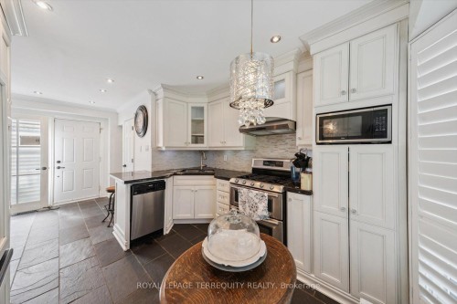 1825 Hyde Mill Crescent, Mississauga, ON - Indoor Photo Showing Kitchen With Stainless Steel Kitchen With Upgraded Kitchen