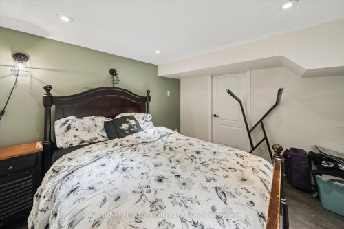 1825 Hyde Mill Crescent, Mississauga, ON - Indoor Photo Showing Bedroom