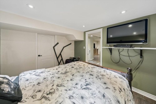 1825 Hyde Mill Crescent, Mississauga, ON - Indoor Photo Showing Bedroom