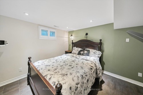 1825 Hyde Mill Crescent, Mississauga, ON - Indoor Photo Showing Bedroom