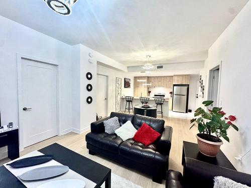 Salon - 609-4400 Boul. St-Jean, Dollard-Des-Ormeaux, QC - Indoor Photo Showing Living Room
