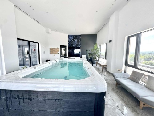 Spa - 609-4400 Boul. St-Jean, Dollard-Des-Ormeaux, QC - Indoor Photo Showing Other Room