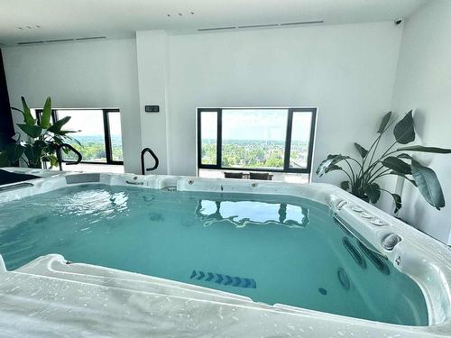 Spa - 609-4400 Boul. St-Jean, Dollard-Des-Ormeaux, QC - Indoor Photo Showing Other Room