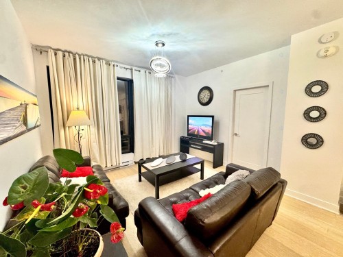 Salon - 609-4400 Boul. St-Jean, Dollard-Des-Ormeaux, QC - Indoor