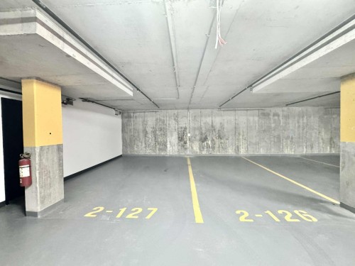 Garage - 609-4400 Boul. St-Jean, Dollard-Des-Ormeaux, QC - Indoor