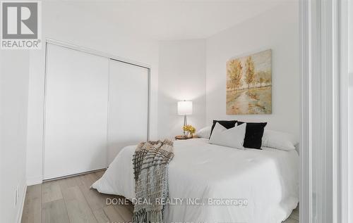 722 - 405 Dundas Street W, Oakville, ON - Indoor Photo Showing Bedroom