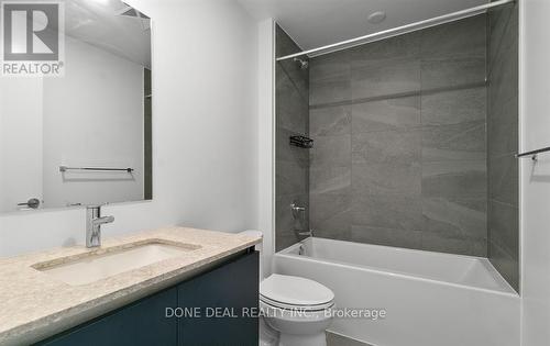 722 - 405 Dundas Street W, Oakville, ON - Indoor Photo Showing Bathroom