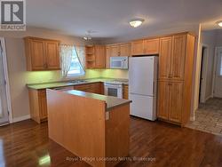 Island with electric outlet - 