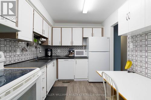 66 Chaucer Crescent, Barrie, ON - Indoor Photo Showing Kitchen