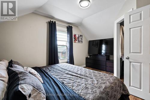 5690 Highland Avenue, Niagara Falls (Hospital), ON - Indoor Photo Showing Bedroom