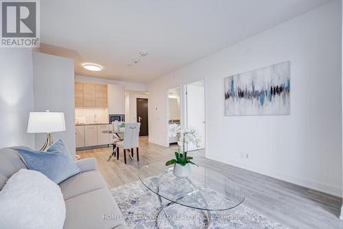 3203 - 12 Gandhi Lane, Markham, ON - Indoor Photo Showing Living Room