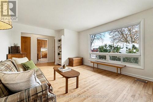 733 Halstead Street, Ottawa, ON - Indoor Photo Showing Living Room