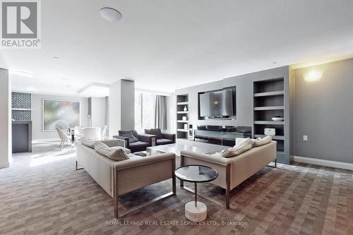 601 - 525 Adelaide Street W, Toronto, ON - Indoor Photo Showing Living Room