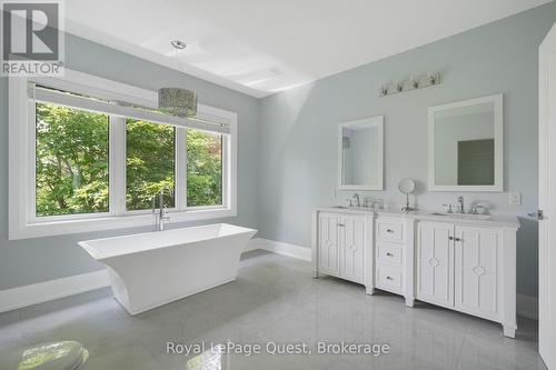 8 Midves Court, Springwater (Midhurst), ON - Indoor Photo Showing Bathroom