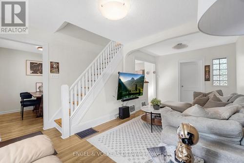 46 Holland Avenue, Ottawa, ON - Indoor Photo Showing Living Room