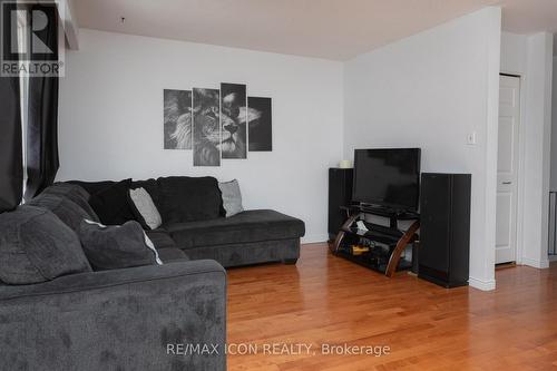 124 Dalegrove Drive, Kitchener, ON - Indoor Photo Showing Living Room