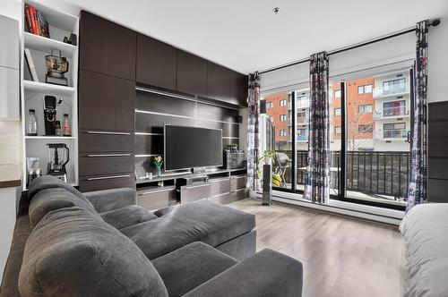 Salon - 108-116 Rue Turgeon, Sainte-Thérèse, QC - Indoor