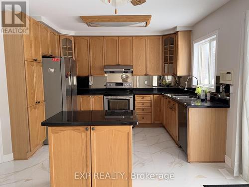 18 Highwood Road, Brampton, ON - Indoor Photo Showing Kitchen