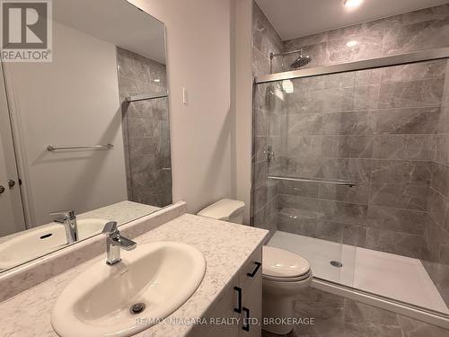 96 - 461 Blackburn Drive, Brantford, ON - Indoor Photo Showing Bathroom