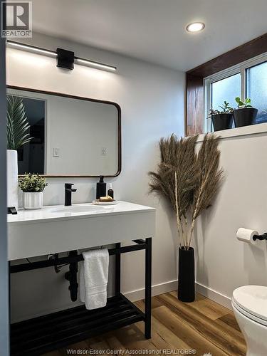 882 Westchester, Windsor, ON - Indoor Photo Showing Bathroom